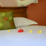 lit avec décoration florale