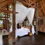 chambre avec arcitecture typique en bois d'Indonésie
