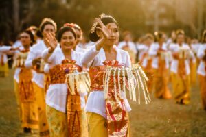 femmes habillées pour une cérémonie à Bali