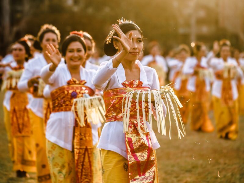 femmes habillées pour une cérémonie à Bali